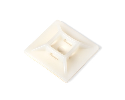 ПЛОЩАДКА САМОКЛЕЯЩАЯСЯ С ОТВ. 28x28 D5.5MM (уп100шт)